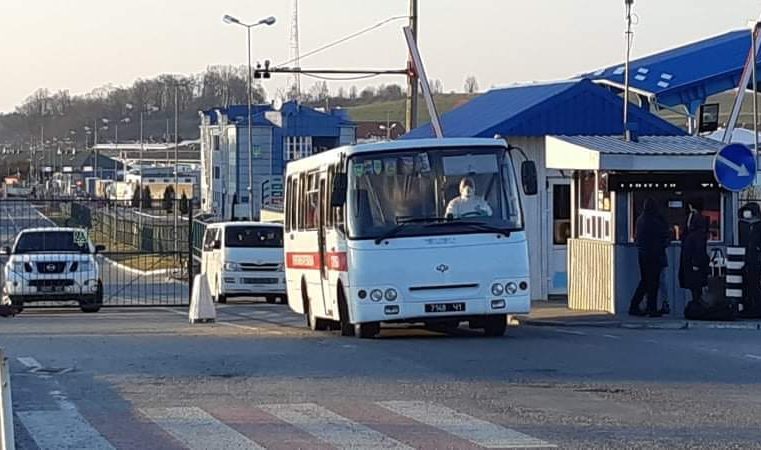 На пунктах пропуску «Рава-Руська – Гребенне» та «Краковець – Корчова» рятувальники допомагають громадянам України, які повертаються додому