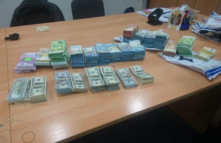 Пів мільйона євро і майже чверть мільйона доларів вилучили на митниці в Угринові