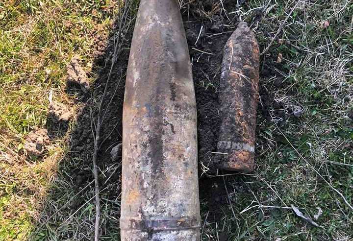 Новини Сокальщини: У селі Завишні виявили артилерійський снаряд часів ІІ Світової війни