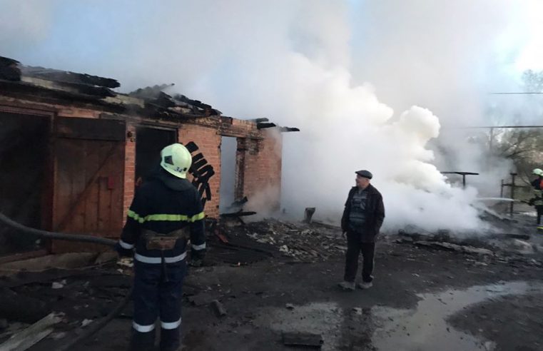 На Сокальщині внаслідок пожежі вогнем знищено 2 господарські будівлі та 3 мотоцикли