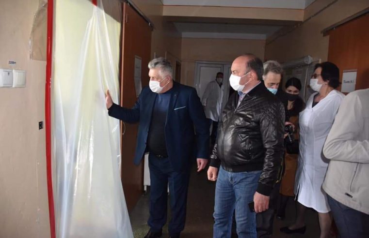 Голова Львівської обласної партійної організації ВО «Батьківщина» Михайло Цимбалюк передав Сокальській ЦРЛ захисні костюми та маски