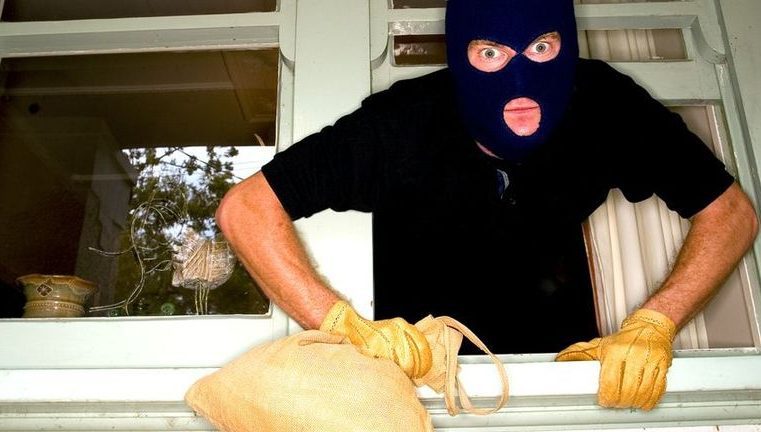 Заліз у квартиру, але пограбувати не встиг: 18-річного червоноградця зловили “на гарячому”