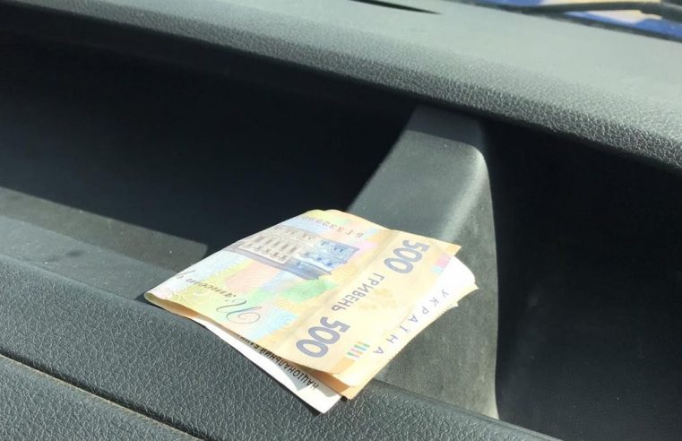 Червоноградець за поруження ПДР пропонував поліцейським хабар – тепер відповідатиме подвійно