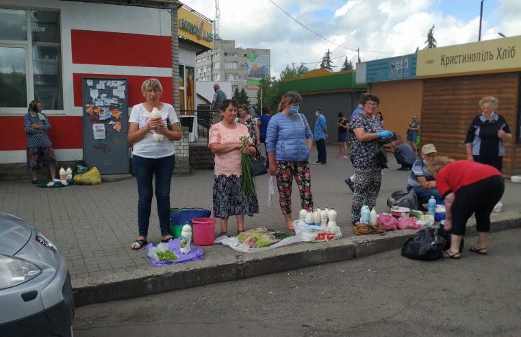 Із прилавка чи з асфальту? Чому в Червонограді не вдається викорінити стихійну торгівлю?