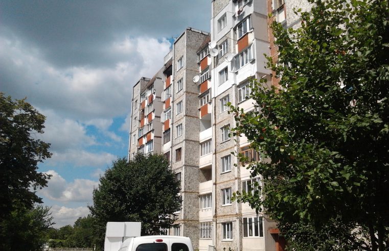 Червоноградка зачинилась в квартирі і викидала речі через балкон