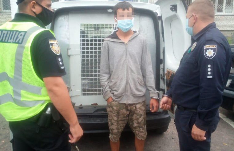 Зловили “на гарячому”! У Червонограді поліцейські спільно з продавчинями не дали втекти 23-річному злодію