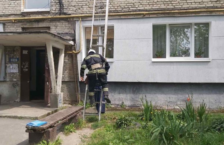 4 серпня рятувальники в Червонограді загасили пожежу та допомогли чоловіку, який зачинився у квартирі