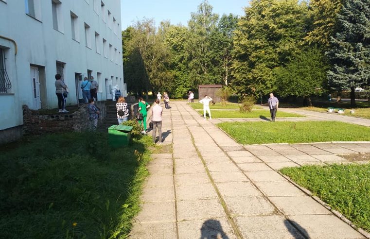 Щоб здати аналізи для проведення ПЛР обстеження, треба відстояти чергу біля ізолятора Сокальської поліклініки
