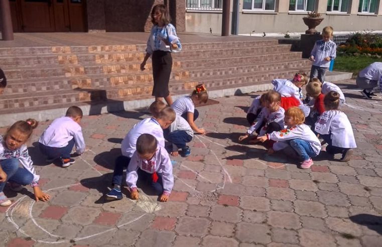 День Миру на Сокальщині відзначили у вишиванках і малюнками на асфальті