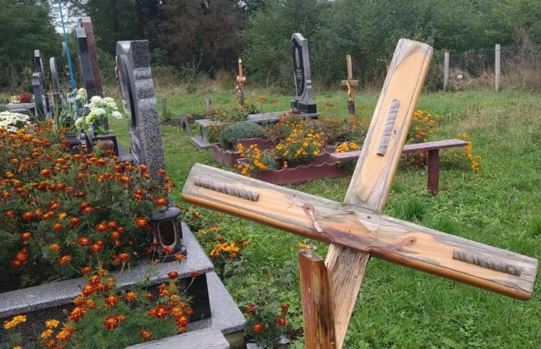 Поламав хрест та відірвав розп’яття Ісуса – на Сокальщині зловмисник вчинив наругу над могилами