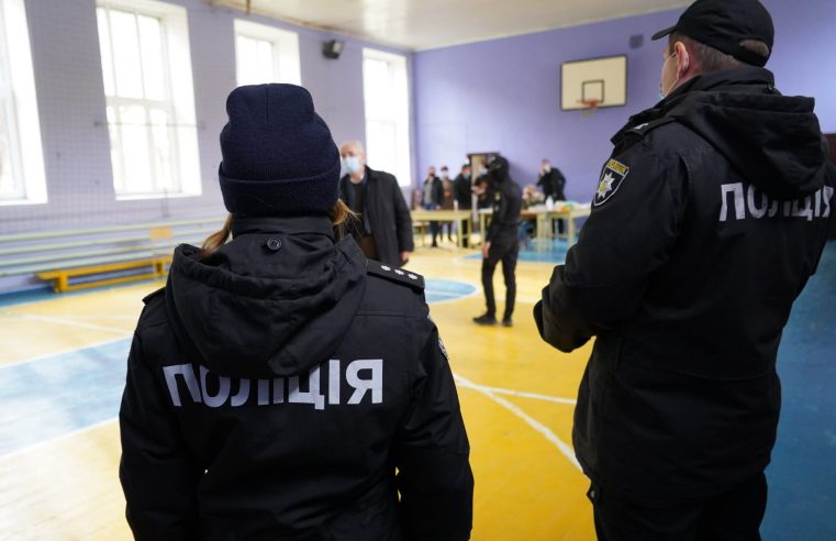 В день виборів у Червонограді поліцейські склали адміністративний протокол щодо порушення карантинних обмежень