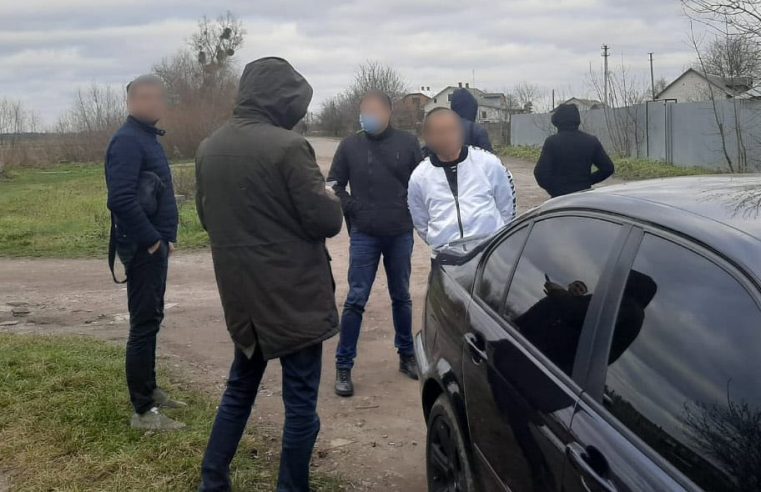 У Червонограді поліцейські затримали зловмисника, який вимагав 100 тис грн у місцевого мешканця