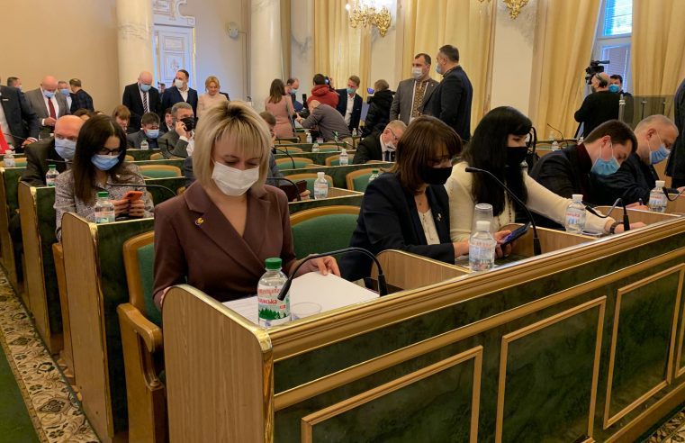 Склали присягу, обрали голову і заступників – як пройшла перша сесія Львівської обласної ради VІІІ скликання