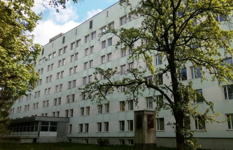 В Червоноградській міській лікарні розпочалась реконструкція. Водіїв просять обмежити паркування автівок на території лікарняного містечка!