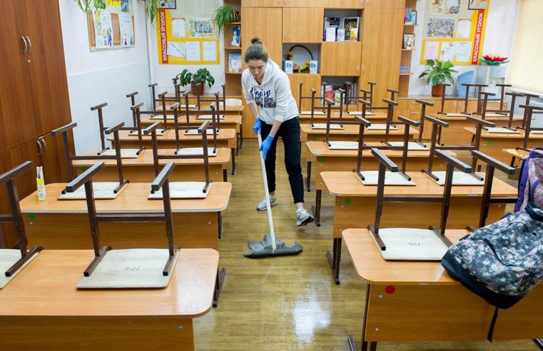 Школярам заборонили прибирати класи