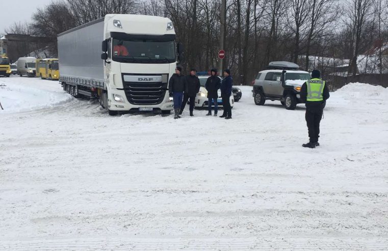 Червоноградські рятувальники відбуксирували дві вантажівки