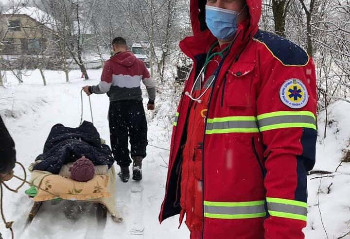 На Жовківщині медики швидкої везли хвору з інфарктом на санях