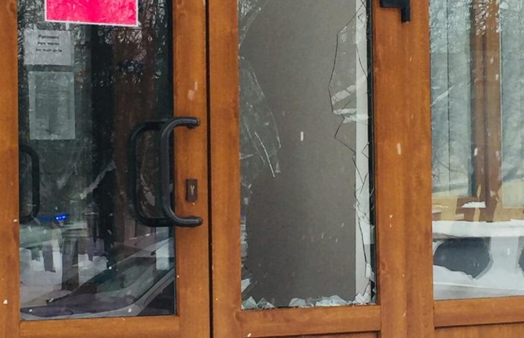 У Червоноградській міській раді розбили вхідні двері
