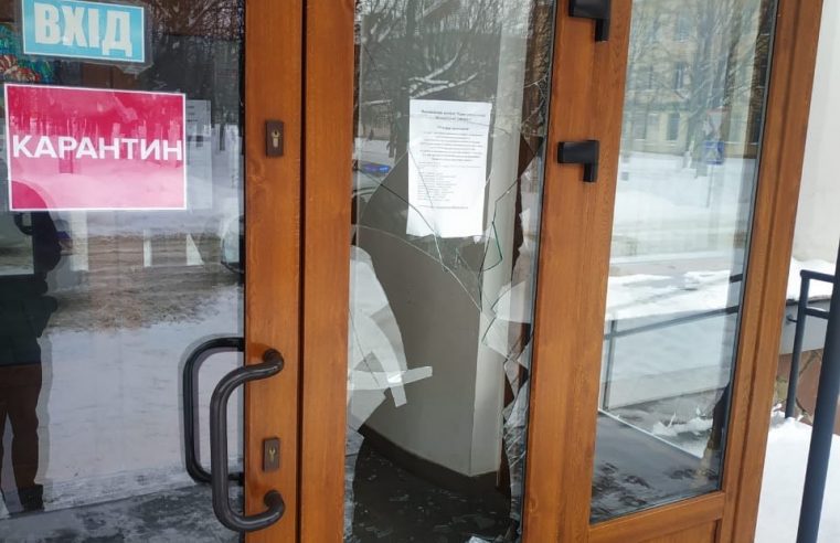 Червоноград: двері в міській раді розбив 36-річний п’яний чоловік