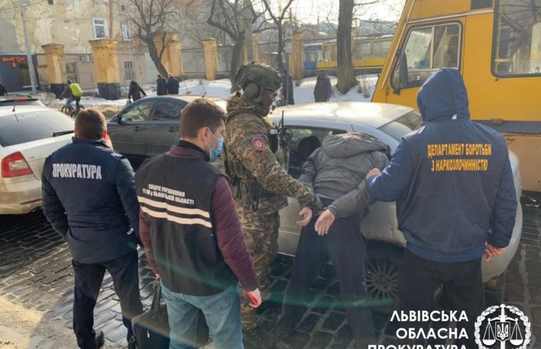 У Львові затримали групу наркозбувачів, у якій “працював” і червоноградець. За день наркоторговці заробляли до 60 тисяч грн
