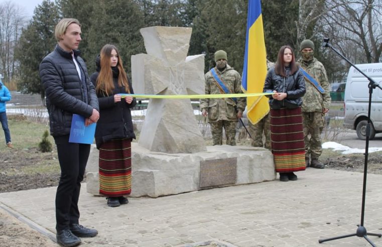 В Червонограді відбулось відкриття й освячення пам‘ятного знака «Загиблим воїнам-землякам в АТО-ООС»