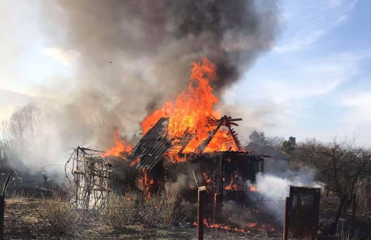 У Сільці через спалювання сухої трави згорів дачний будинок