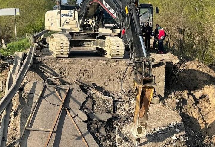 “Руйнацію моста спричинила… безвідповідальність водіїв,” – Укравтодор про обвал моста через річку Західний Буг в Кам’янка-Бузькому районі