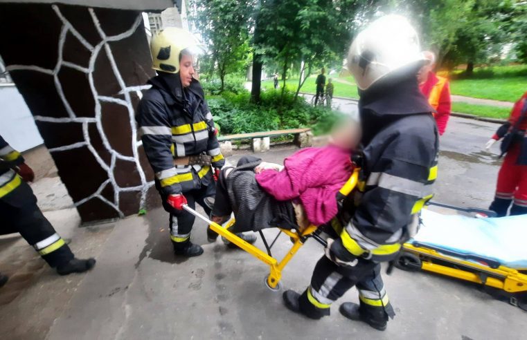 Червоноградські рятувальники допомогли 88-річній бабусі, які не могла самостійно відчинити двері своєї квартири