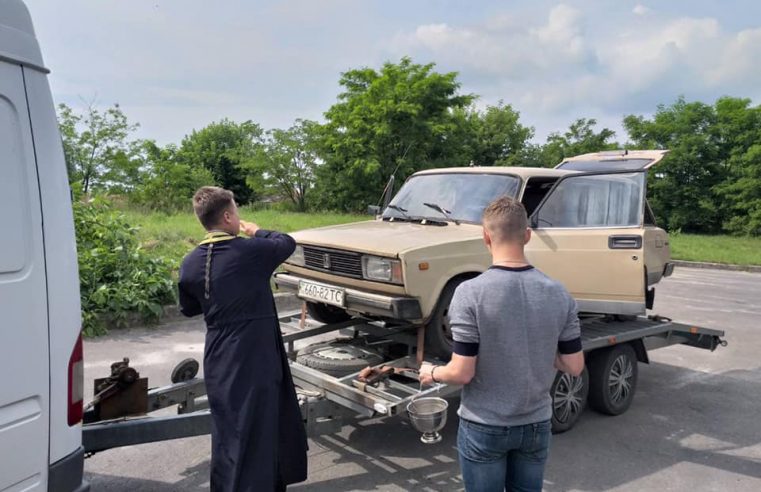 Червоноградські волонтери повезли для  військових на передову  автомобіль ВАЗ 2104