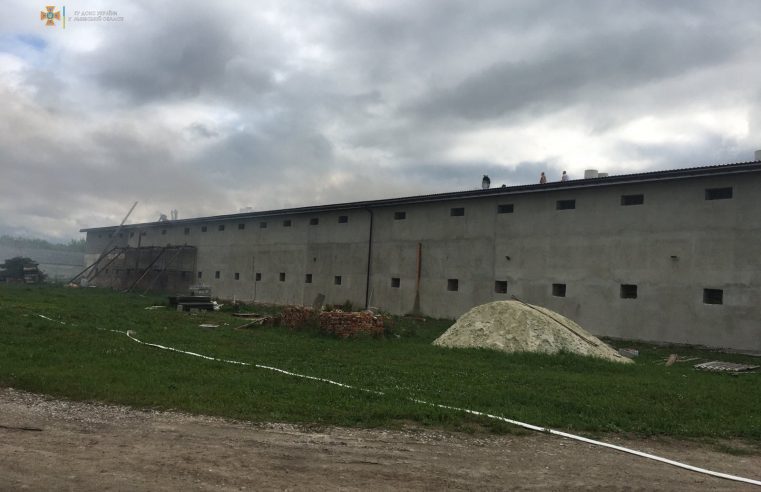 У с.Двірці пожежники від вогню врятували 10 000 голів птиці