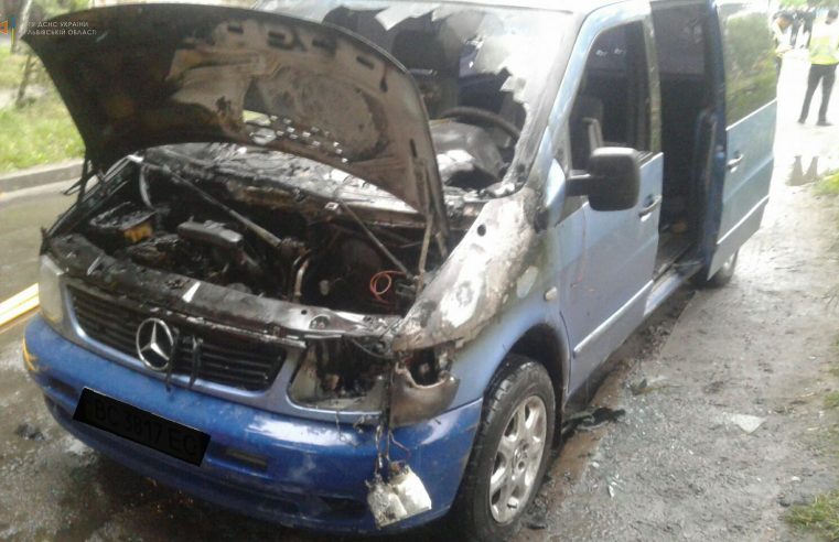 В Червонограді вночі ледь не згорів автомобіль