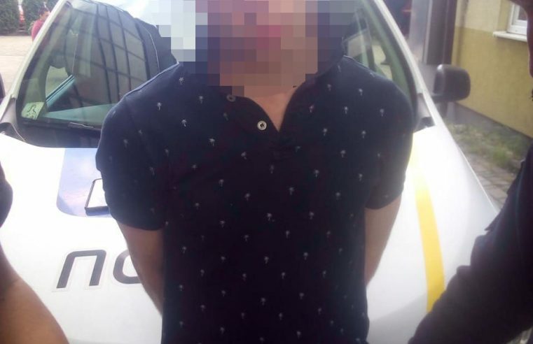 У Червонограді поліцейські затримали зловмисника, який погрожував зброєю відвідувачам піцерії