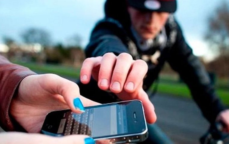 Вирвав з рук телефон, гроші і втік – в Червонограді на вулиці пограбували чоловіка