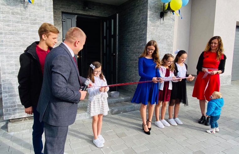 У Великих Мостах відбулося відкриття дитячого будинку сімейного типу подружжям Шагарових