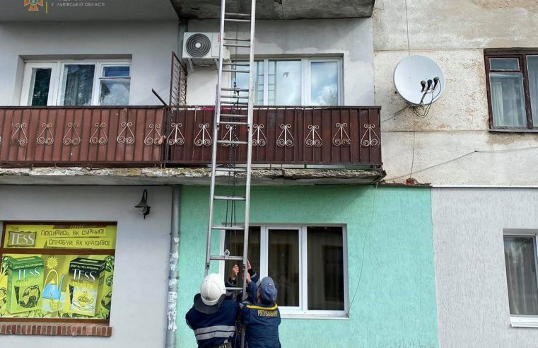 У Радехові рятувальники надали доступ до квартири, де знаходилася жінка, яка потребувала медичної допомоги
