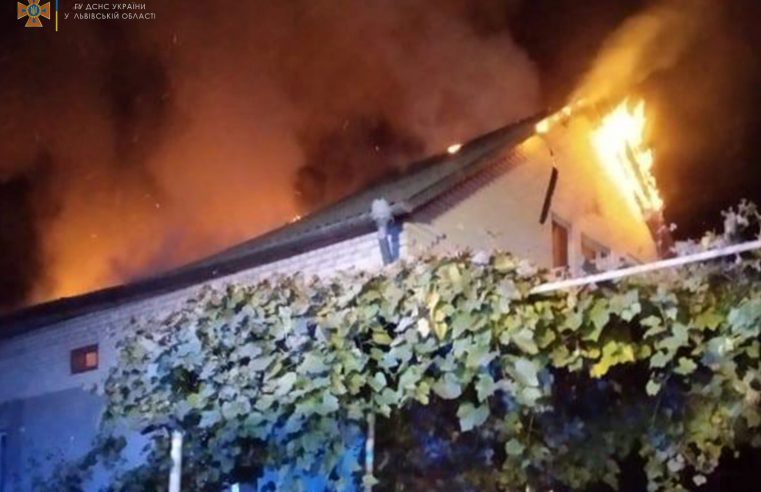 Пожежу у Боб’ятині гасили 12 рятувальників: згорів дах будинку і речі домашнього вжитку