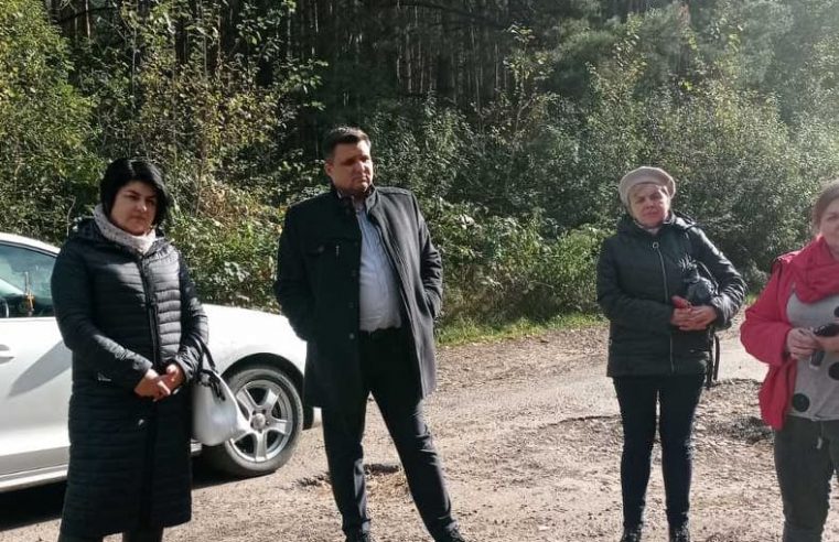 «Нас дістало»: мешканці села Хлівчани вимагають відремонтувати дорогу