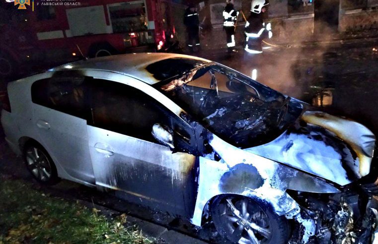 Червоноград: 7 пожежників гасили вогонь в автомобілі