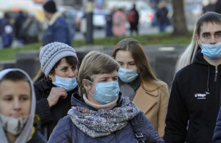 Невакцинованих відсторонити від роботи можна, а звільнити – ні! В уряді нагадали про обов’язкову вакцинацію і для кого вона