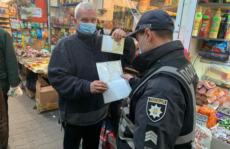 А чи всі вакциновані? Поліцейські перевіряють працівників червоноградського ринку