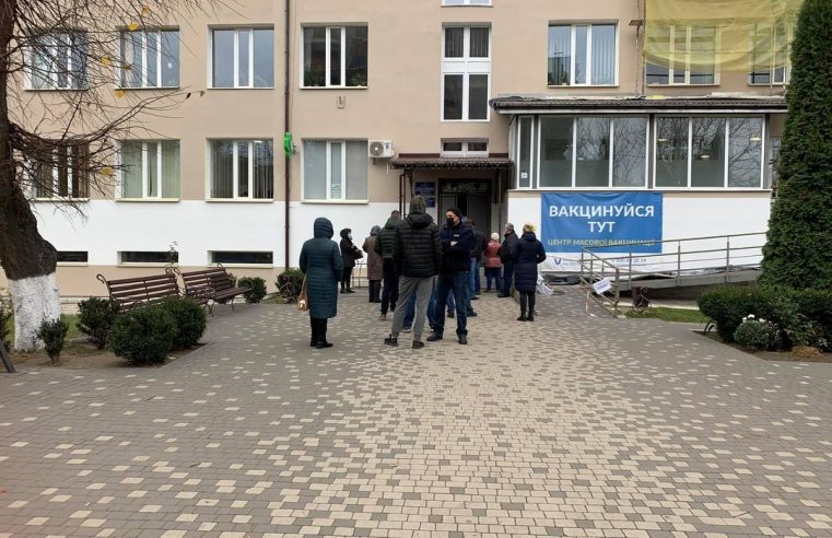 За вихідні 5 медиків Центру первинної медико-санітарної допомоги Червонограда щепили 1268 осіб від ковіду