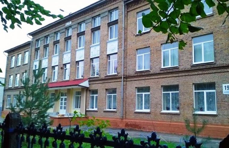 114 працівників освітніх закладів Червоноградської громади відсторонено від роботи через відмову від вакцинації. З них – 54 педагога