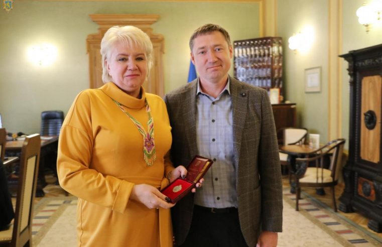 Директорці Червоноградського міського територіального центру соціального обслуговування Людмилі Войтович присвоїли звання “Заслужений працівник соціальної сфери України”