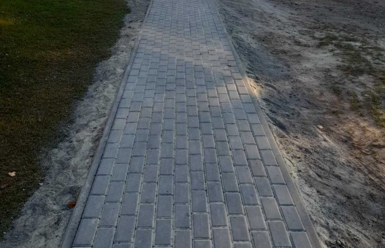 В Поториці провели капітальний ремонт тротуарного покриття центральної вулиці села, а в Горбкові  зробили вуличне освітлення