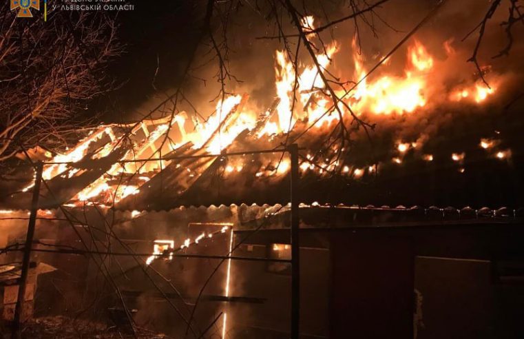 13 рятувальників гасили пожежу у Соснівці