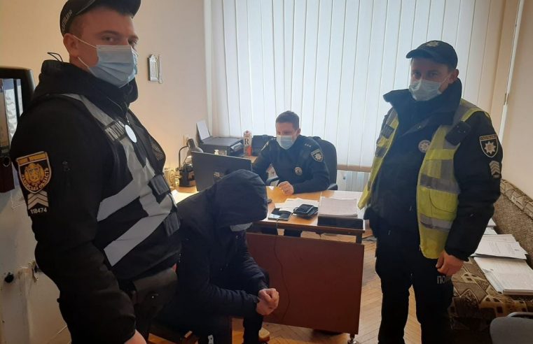 У Червонограді 35-річний чоловік напав з ножем на поліцейських