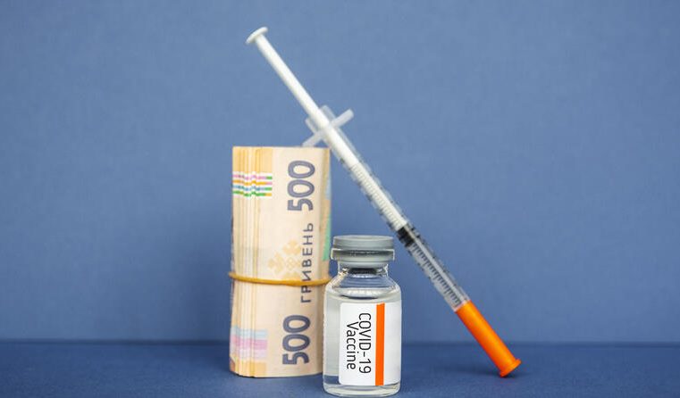 Вакцинованим бустерною дозою виплачуватимуть по 500 грн