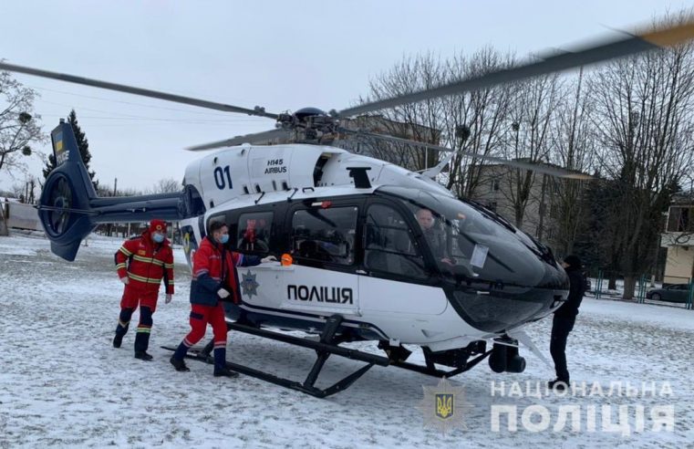 Поліцейський гелікоптер доставив до обласного центру мешканку  Червонограда з гострим інфарктом міокарда