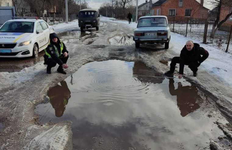 Глибина ям до 40 см! – На дорозі у селі Скоморохи на Сокальщині утворились вибоїни по коліна