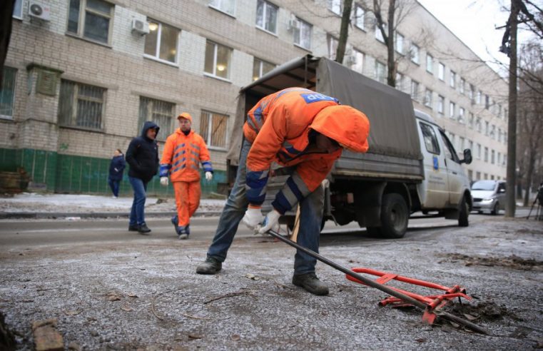 Комунальники в Червонограді демонтували незаконно встановлені паркувальні бар’єри
